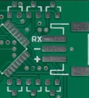 圖示PCB上大多地方?jīng)]有走線，不過有地的覆銅