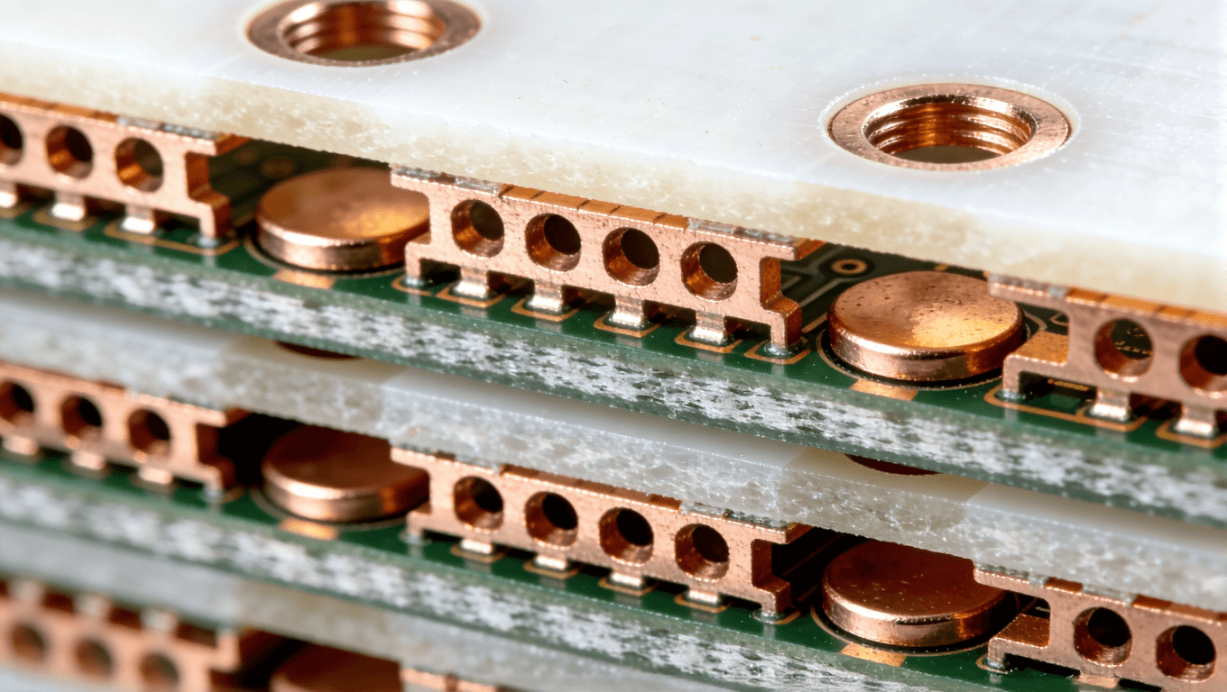 混壓多層高頻PCB橫截面結(jié)構(gòu)視圖，展示混合材料堆疊