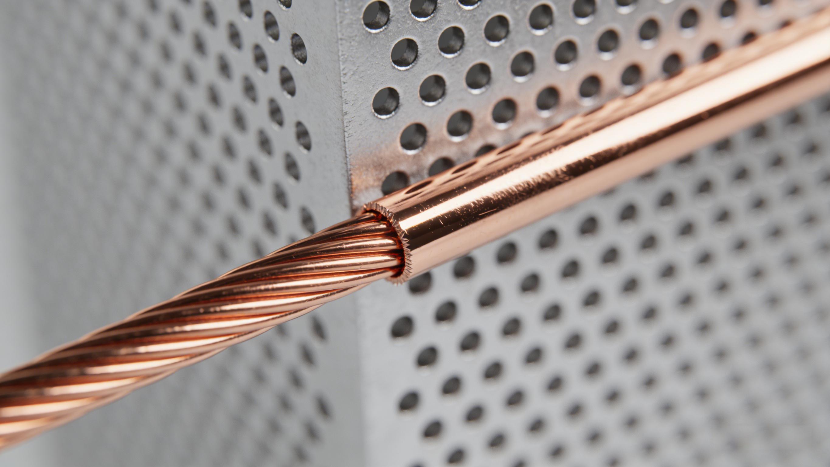 PCB蝕刻與微孔壁工藝細節(jié)視圖，光滑銅線邊緣與孔壁表面，展現(xiàn)工藝精度控制